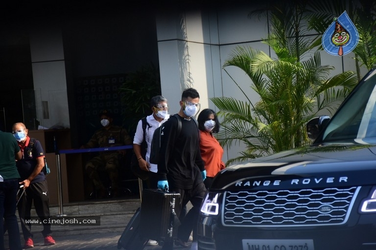 Virat Kohli Spotted At Kalina Airport - 3 / 11 photos