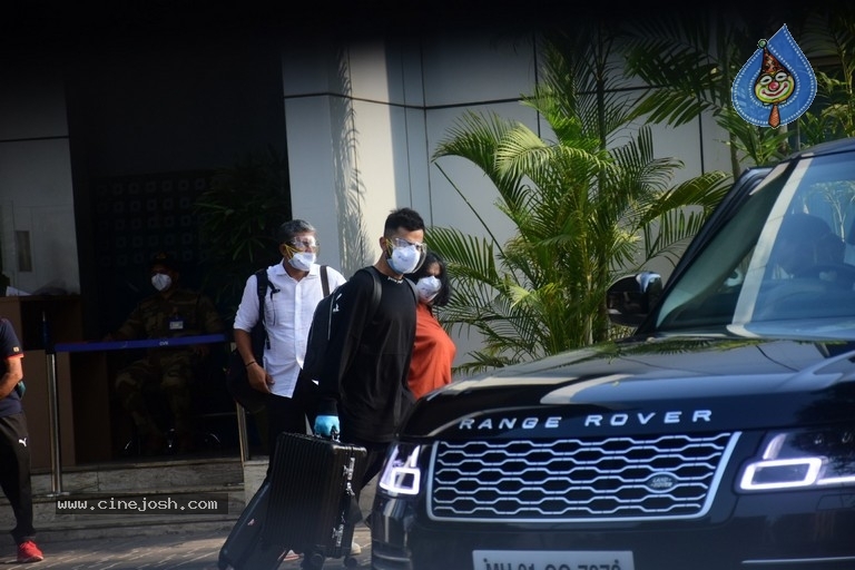 Virat Kohli Spotted At Kalina Airport - 6 / 11 photos