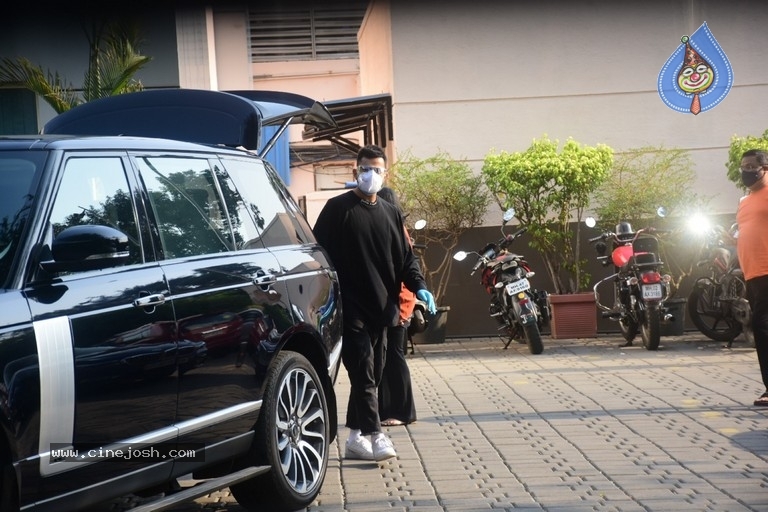 Virat Kohli Spotted At Kalina Airport - 10 / 11 photos