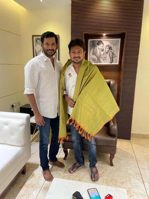 Vishal Meets Tamil Nadu CM - 5 / 6 photos