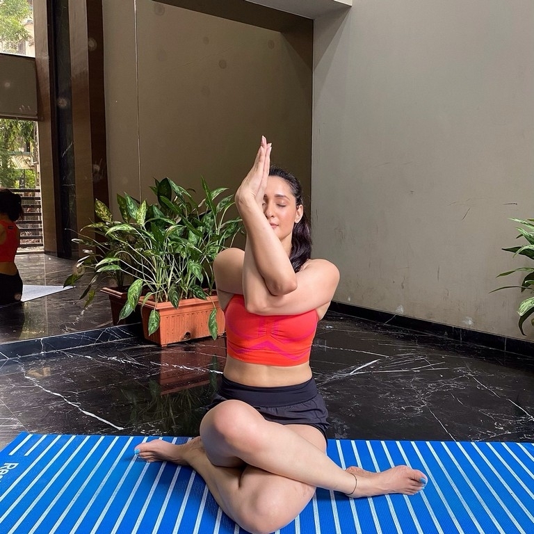 Pragya Jaiswal Yoga Workout - 2 / 4 photos