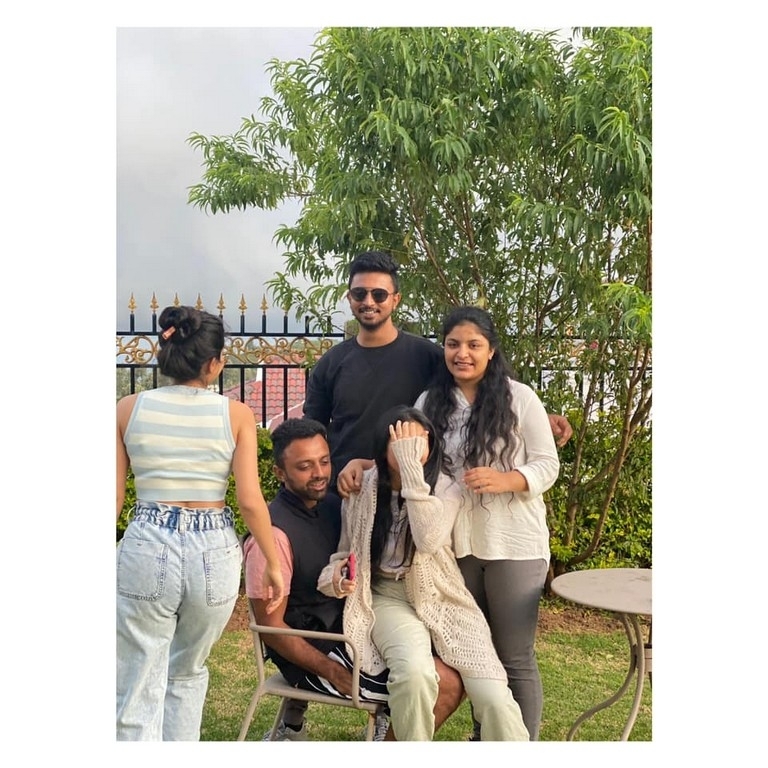 Sai Pallavi with her Gang - 3 / 8 photos