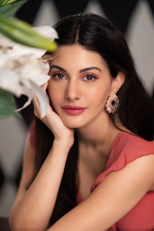 Amyra Dastur Photos - 2 / 3 photos
