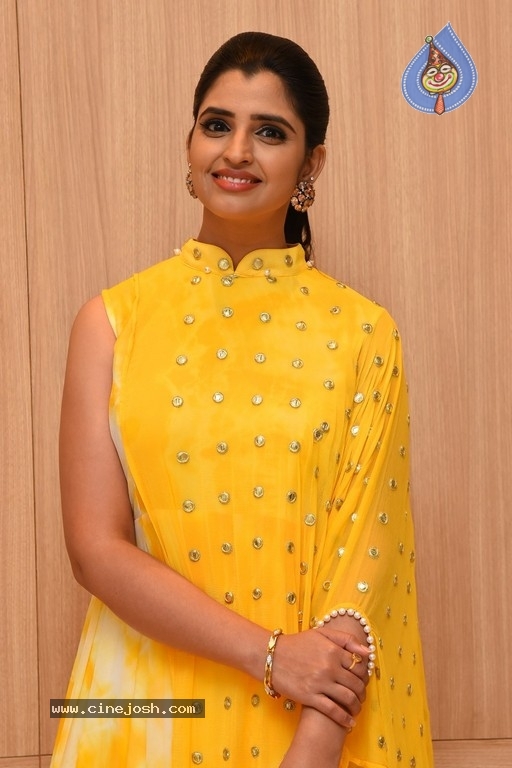 Anchor Shyamala Pics - 10 / 17 photos