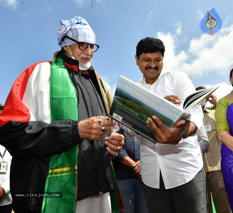 Amitabh plants trees - 2 / 10 photos