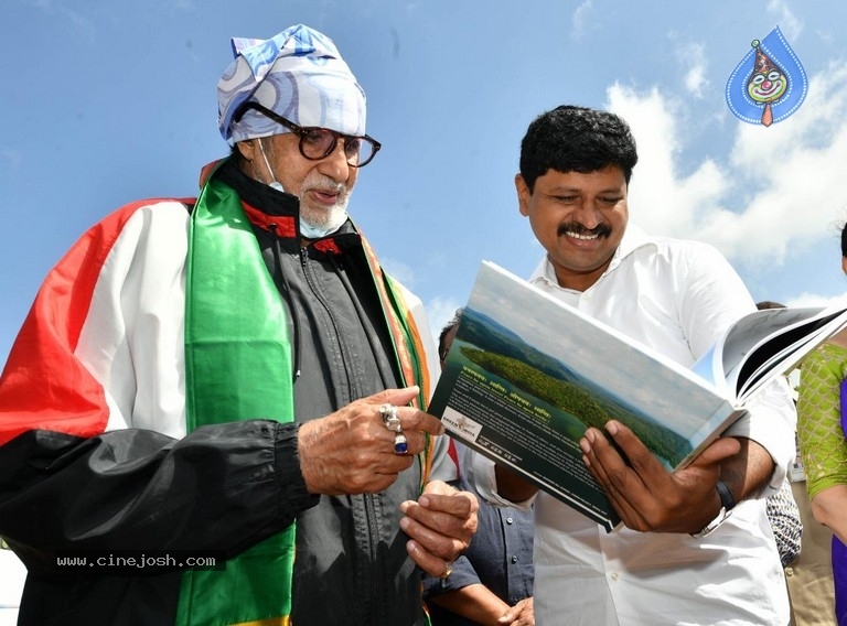 Amitabh plants trees - 4 / 10 photos