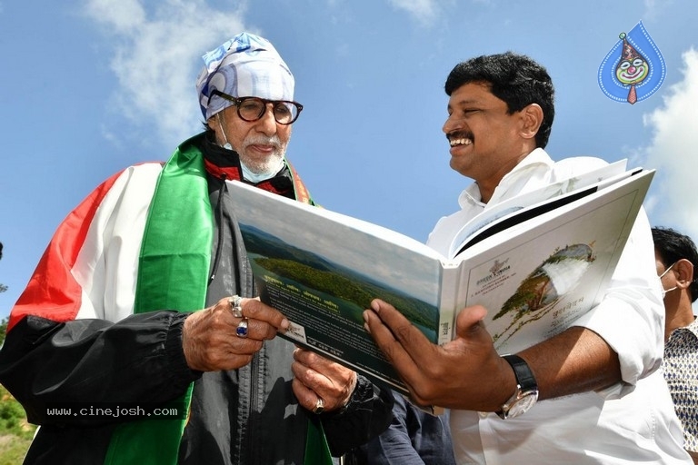 Amitabh plants trees - 6 / 10 photos