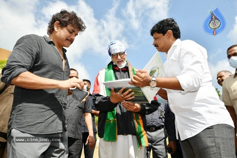 Amitabh plants trees - 7 / 10 photos