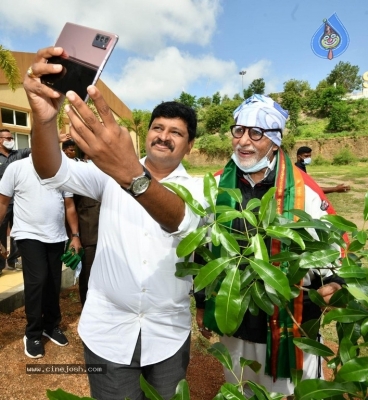 Amitabh plants trees - 1 of 10