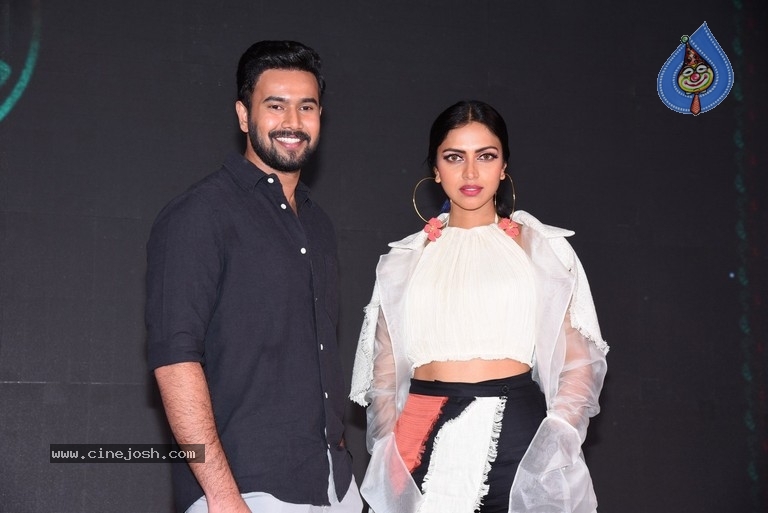 Kudi Yedamaithe Trailer Launch - 13 / 21 photos