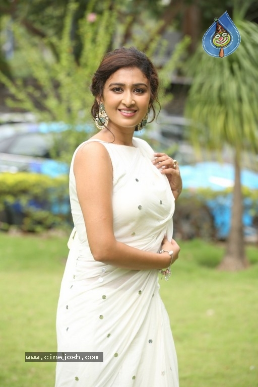 Farnaz Shetty Photos - 10 / 17 photos