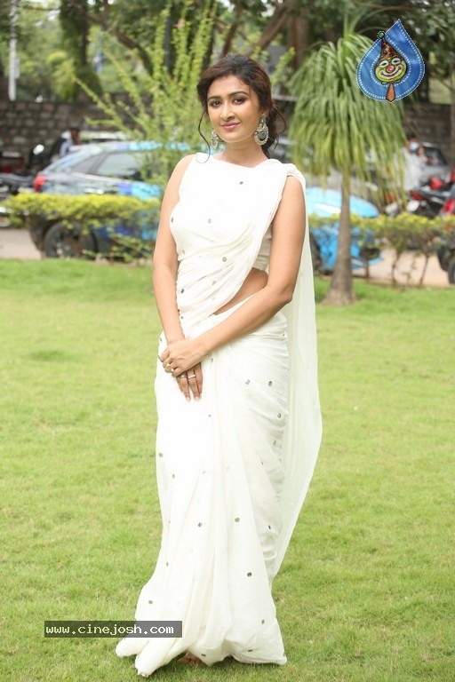 Farnaz Shetty Photos - 12 / 17 photos