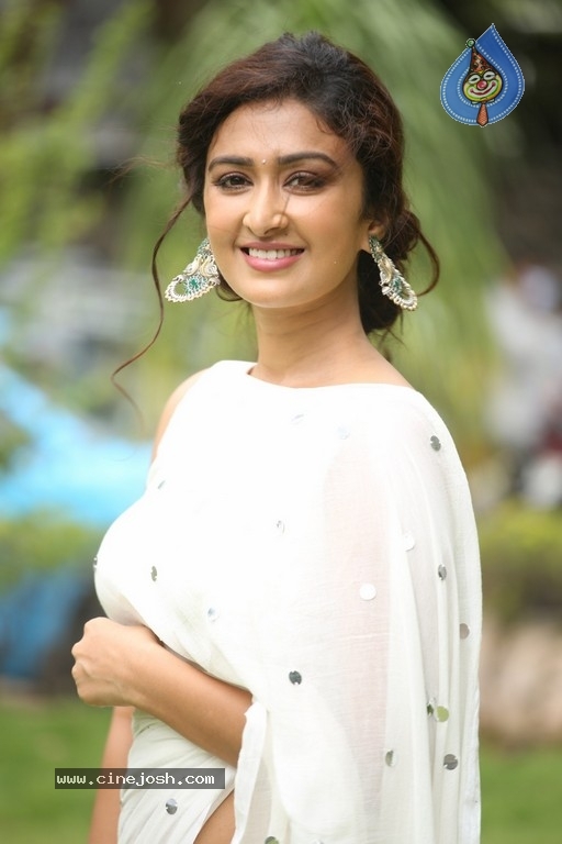 Farnaz Shetty Photos - 15 / 17 photos