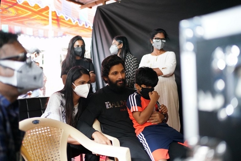 Allu Arjun Visits Shakuntalam Movie Sets - 2 / 4 photos