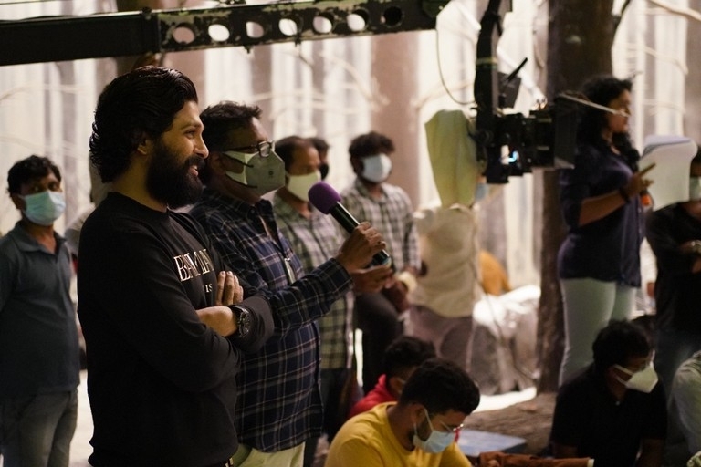 Allu Arjun Visits Shakuntalam Movie Sets - 3 / 4 photos