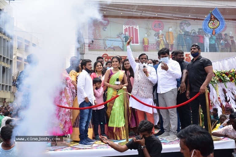 Anupama Parameshwaran Launches Kisan Fashion Mall - 7 / 18 photos