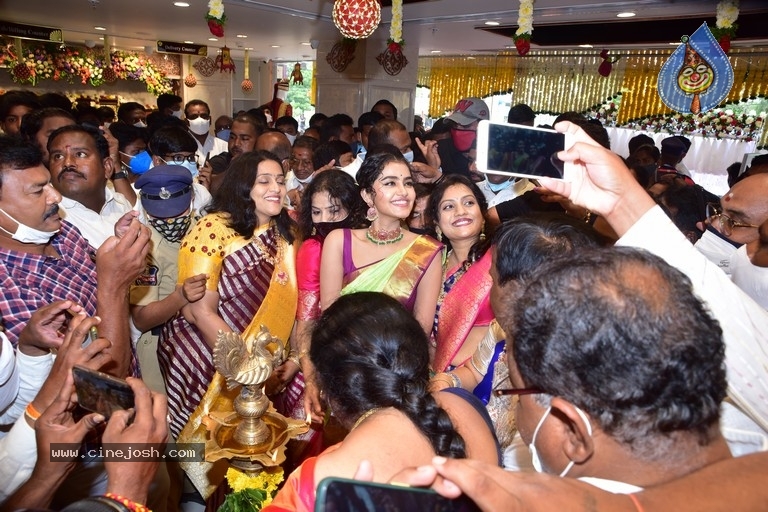 Anupama Parameshwaran Launches Kisan Fashion Mall - 12 / 18 photos