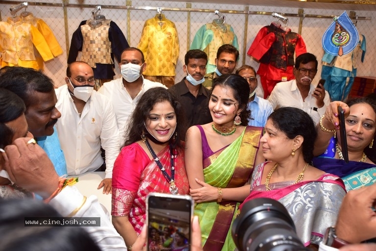Anupama Parameshwaran Launches Kisan Fashion Mall - 15 / 18 photos