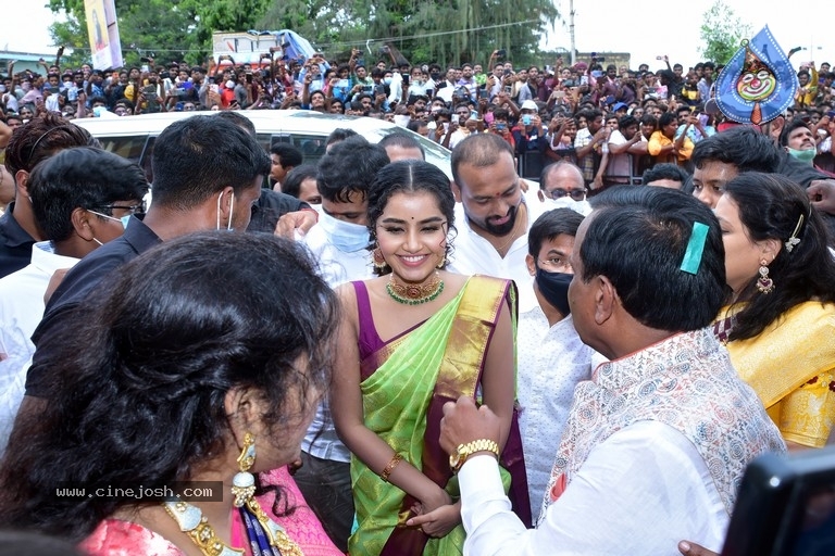 Anupama Parameshwaran Launches Kisan Fashion Mall - 18 / 18 photos