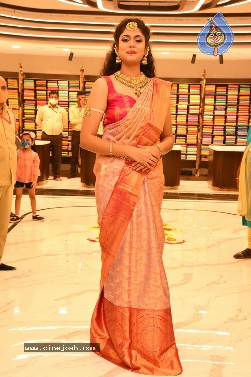 Faria Abdullah launch by Mandir Shopping Mall - 22 / 41 photos