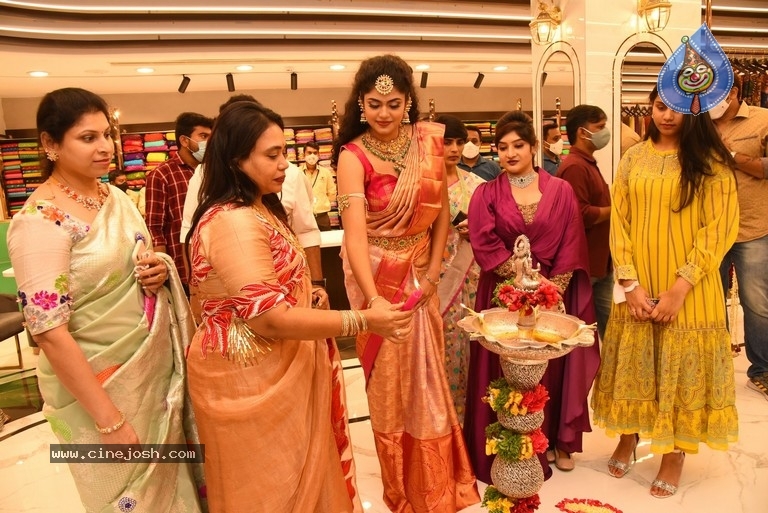 Faria Abdullah launch by Mandir Shopping Mall - 24 / 41 photos