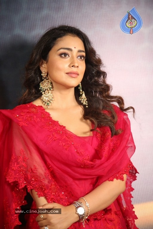 Shriya Saran Photos - 1 / 20 photos