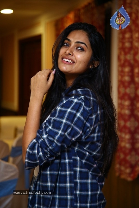 Divi Vadthya - 8 / 32 photos