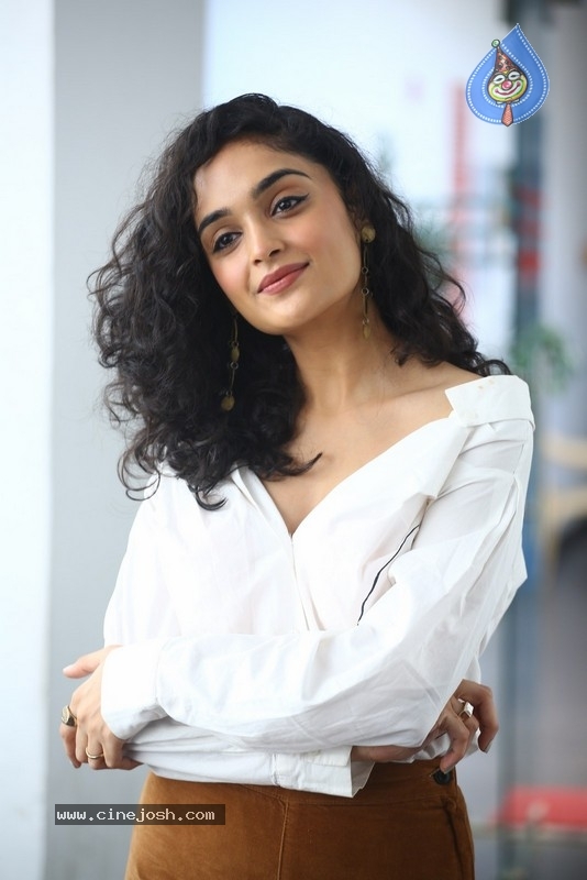 Kashish Khan Interview Photos - 9 / 21 photos