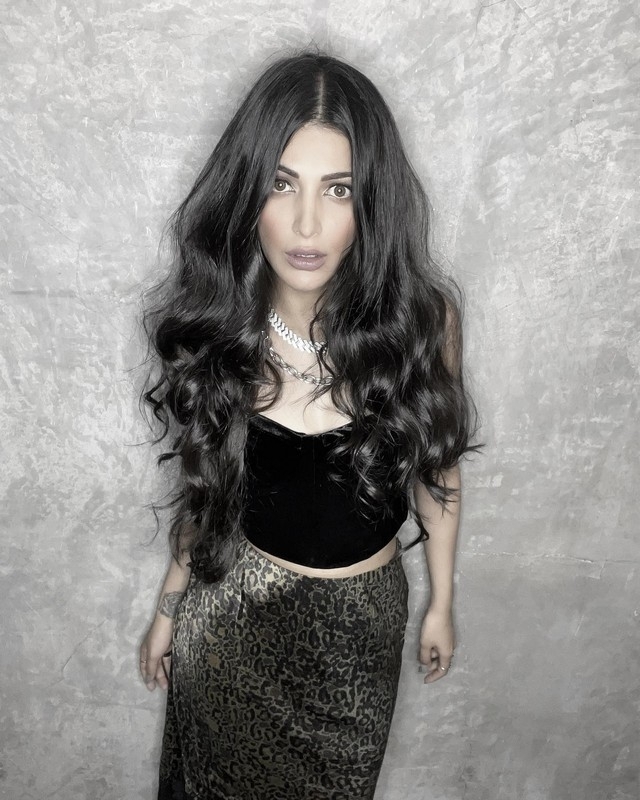 Shruti Haasan Social Media Pics - 1 / 5 photos