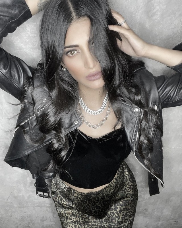Shruti Haasan Social Media Pics - 4 / 5 photos