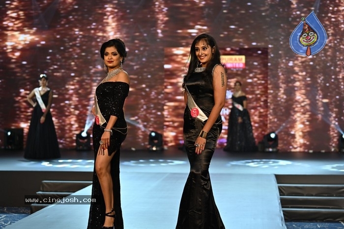 Mrs South India Fashion Show - 15 / 30 photos