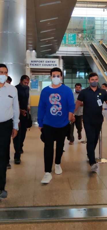 Ram Charan spotted at Hyderabad International Airport - 1 / 4 photos