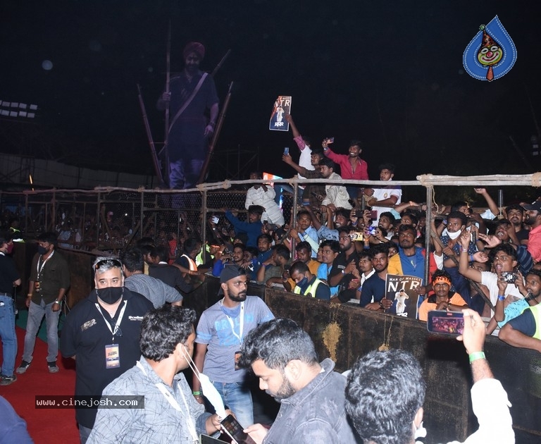 Roar of RRR in Mumbai - 3 / 29 photos