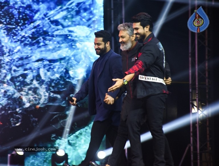 Roar of RRR in Mumbai - 7 / 29 photos