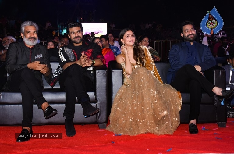 Roar of RRR in Mumbai - 15 / 29 photos