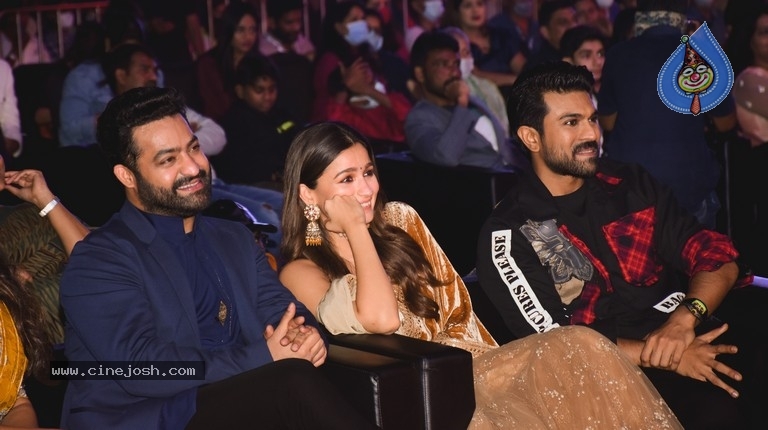 Roar of RRR in Mumbai - 17 / 29 photos