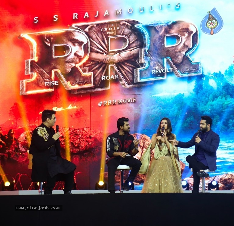 Roar of RRR in Mumbai - 21 / 29 photos