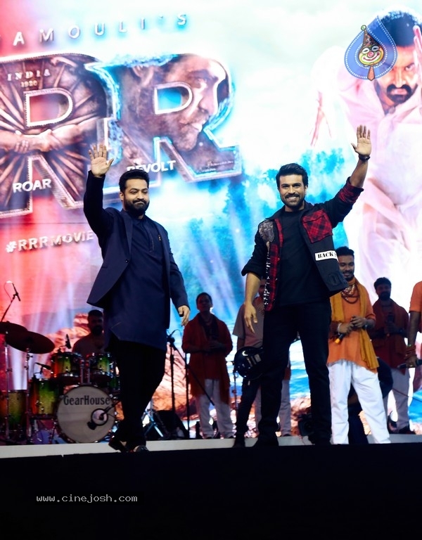 Roar of RRR in Mumbai - 23 / 29 photos