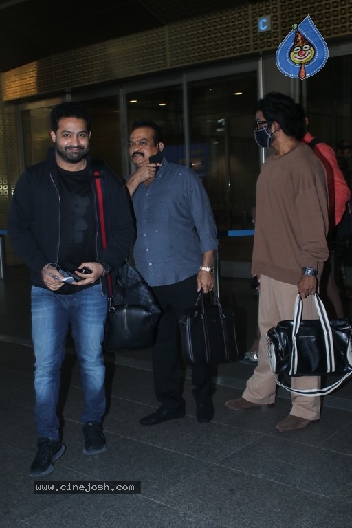 NTR spotted at Mumbai Airport - 10 / 17 photos