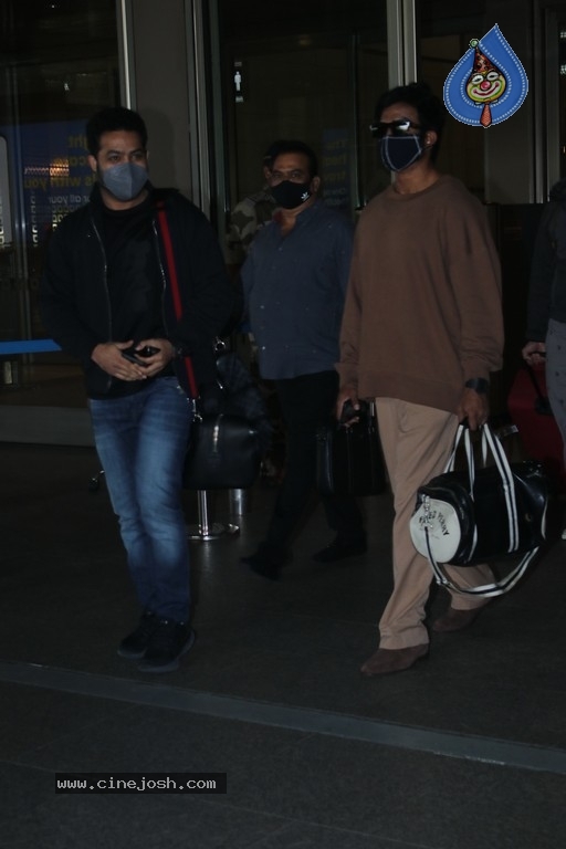 NTR spotted at Mumbai Airport - 13 / 17 photos