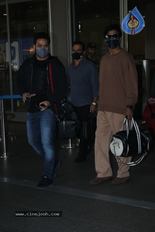 NTR spotted at Mumbai Airport - 16 / 17 photos