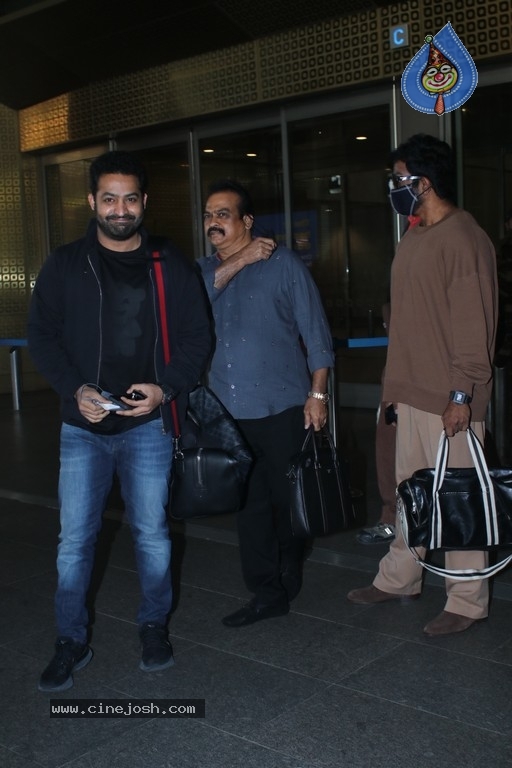 NTR spotted at Mumbai Airport - 17 / 17 photos