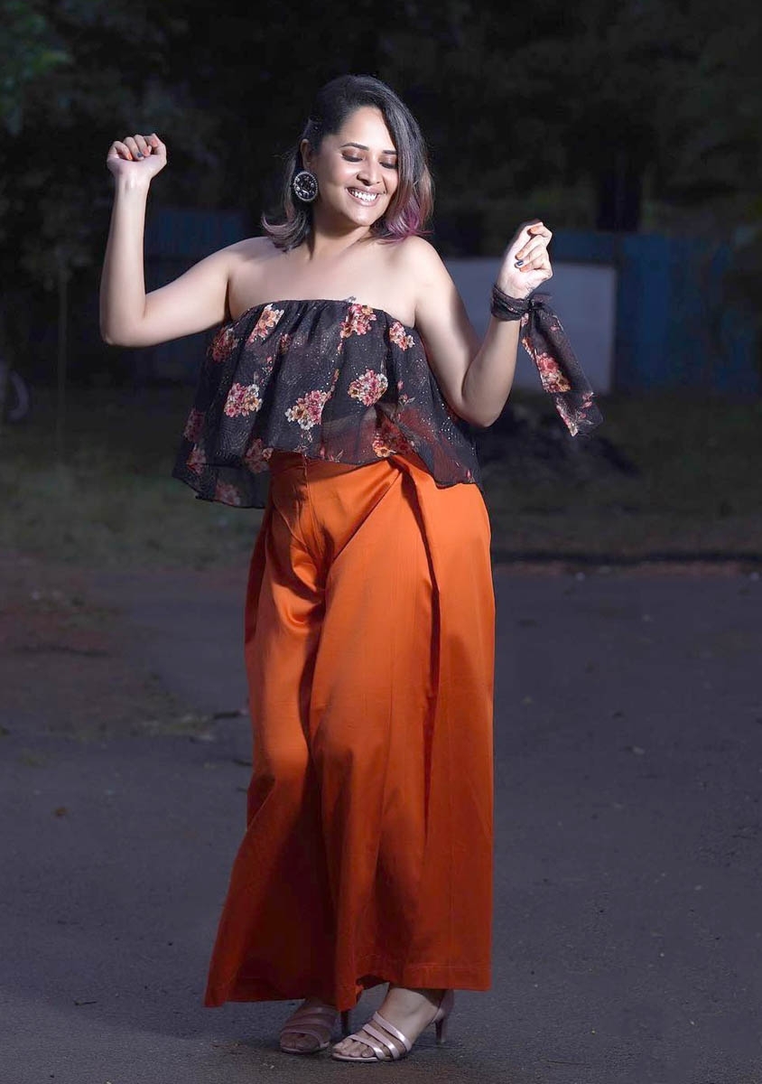 Anasuya Bharadwaj new look - 4 / 5 photos