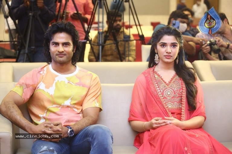 Aa Ammayi Gurinchi Meeku Cheppali First Look Launch - 12 / 19 photos