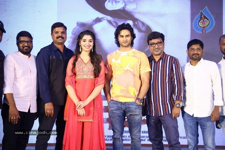 Aa Ammayi Gurinchi Meeku Cheppali First Look Launch - 17 / 19 photos