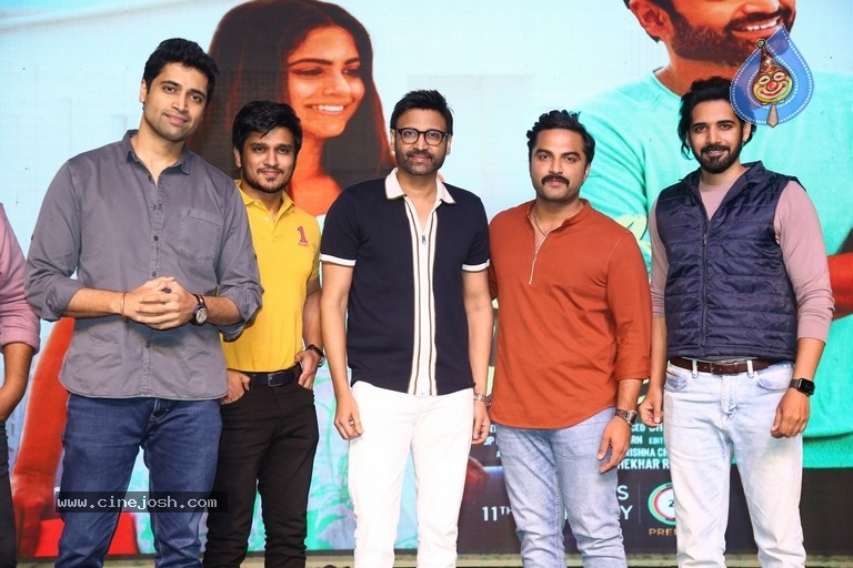 Malli Modalaindi Pre Release Event - 25 / 33 photos
