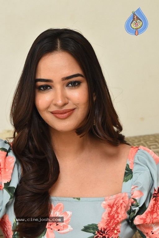 Pujita Ponnada Photos - 7 / 21 photos