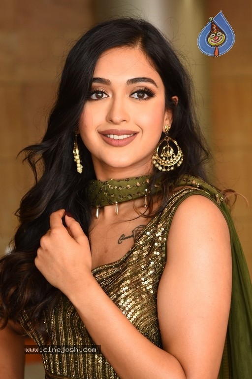 Gayatri Bhardwaj Pics - 6 / 9 photos