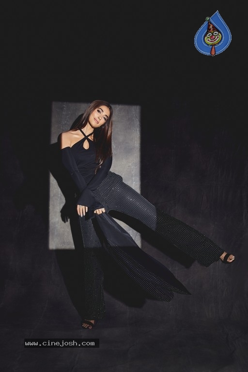 Pooja Hegde Photo Shoot Photos - 22 / 38 photos