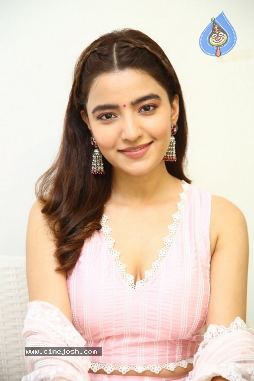 Rukshar Dhillon Interview photos - 16 / 18 photos